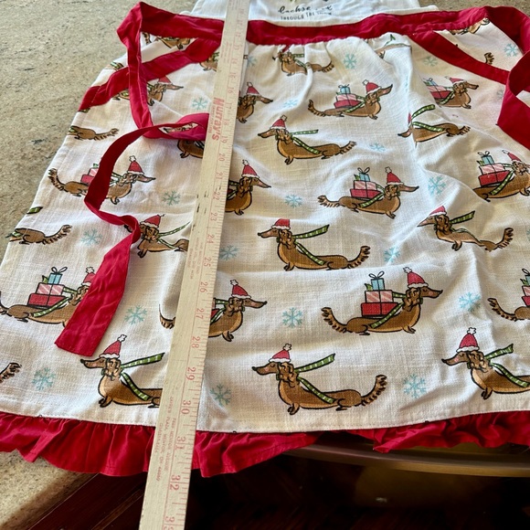 NWTs “Dachshund Through the Snow” cotton Christmas apron. - Picture 8 of 13